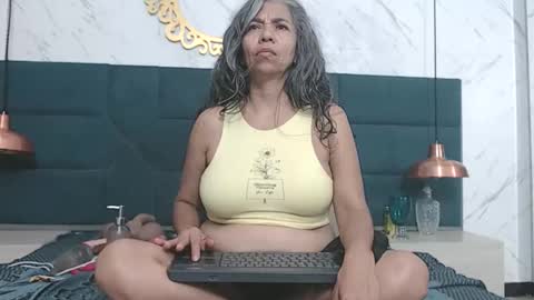 Snapshot of brenda_velasquez chatting on April 19, 9:41 am BRENDA VELASQUEZ online show from April 19, 9:41 am