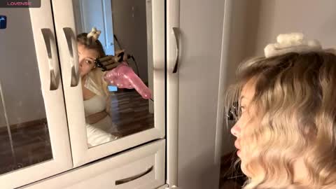 Snapshot of brendelle chatting on April 21, 7:47 am Mia online show from April 21, 7:47 am