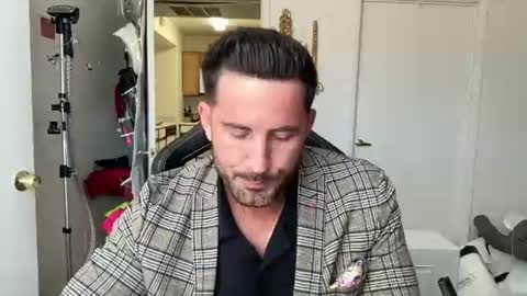 Snapshot of brettmycles chatting on July 23, 6:39 pm Brett Mycles online show from July 23, 6:39 pm