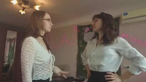 Mia and Maxina online show from April 17, 9:45 am