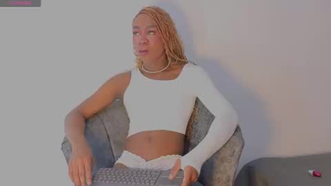 Snapshot of brit_davis chatting on March 3, 2:34 pm Brit Davis Room online show from March 3, 2:34 pm