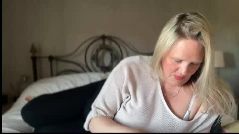 Snapshot of british_bella chatting on April 23, 5:48 pm British Bella online show from April 23, 5:48 pm
