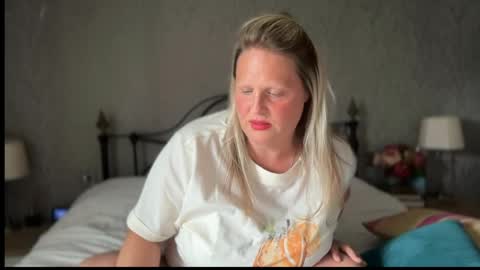 Snapshot of british_bella chatting on June 3, 12:41 pm British Bella online show from June 3, 12:41 pm