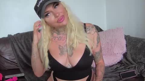 Snapshot of british_bratty_barbie chatting on October 13, 12:38 pm BritishBrattyBarbie online show from October 13, 12:38 pm
