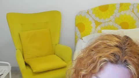 Snapshot of britishmilfpenelope chatting on May 20, 2:51 am Penelope online show from May 20, 2:51 am