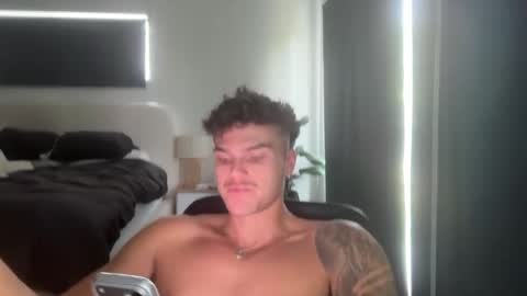 Snapshot of brooklyntay chatting on February 3, 11:43 pm BrooklynTay online show from February 3, 11:43 pm