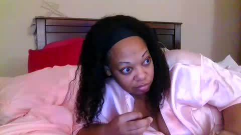Snapshot of brownroundrenee chatting on May 4, 11:17 am brownroundrenee online show from May 4, 11:17 am