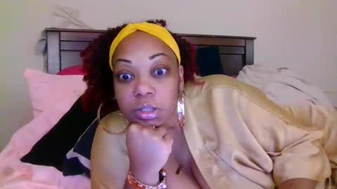 Snapshot of brownroundrenee chatting on May 19, 9:37 am brownroundrenee online show from May 19, 9:37 am