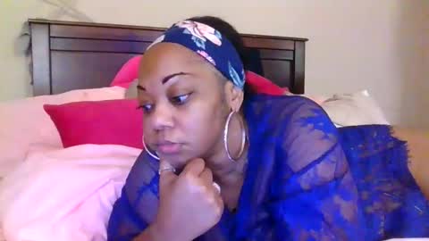 Snapshot of brownroundrenee chatting on May 24, 11:15 am brownroundrenee online show from May 24, 11:15 am