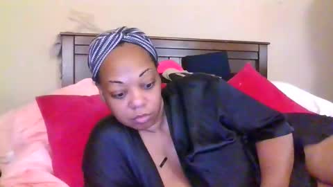 Snapshot of brownroundrenee chatting on June 1, 10:39 am brownroundrenee online show from June 1, 10:39 am