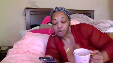 Snapshot of brownroundrenee chatting on June 3, 6:35 pm brownroundrenee online show from June 3, 6:35 pm