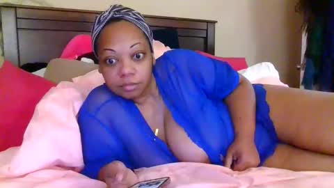 Snapshot of brownroundrenee chatting on June 5, 11:05 am brownroundrenee online show from June 5, 11:05 am