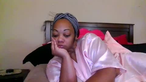 Snapshot of brownroundrenee chatting on July 11, 11:35 am brownroundrenee online show from July 11, 11:35 am