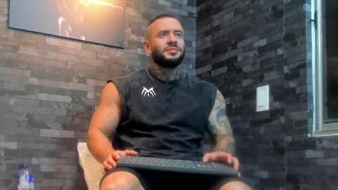 brucedallas online show from April 19, 3:39 am