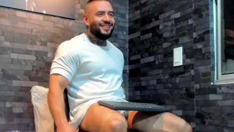Snapshot of brucedallas chatting on May 2, 1:10 am brucedallas online show from May 2, 1:10 am