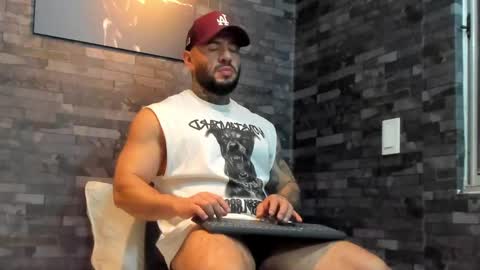Snapshot of brucedallas chatting on May 15, 11:34 pm brucedallas online show from May 15, 11:34 pm