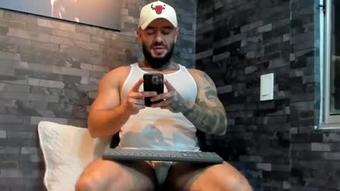 Snapshot of brucedallas chatting on May 17, 1:25 am brucedallas online show from May 17, 1:25 am