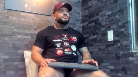 Snapshot of brucedallas chatting on June 8, 1:50 am brucedallas online show from June 8, 1:50 am
