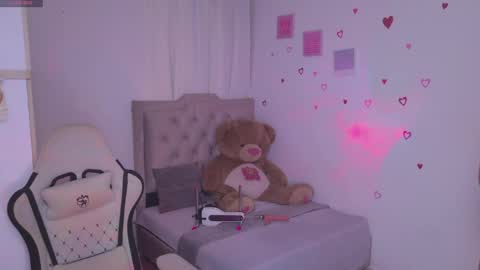 Snapshot of brunetteadams001 chatting on April 29, 2:37 am SARAH online show from April 29, 2:37 am