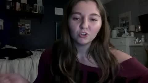 Snapshot of brunettebaby040 chatting on October 3, 12:07 am brunettebaby040 online show from October 3, 12:07 am