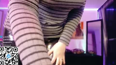 Snapshot of bubblewhite_ chatting on April 29, 10:38 pm BubbleJereth online show from April 29, 10:38 pm