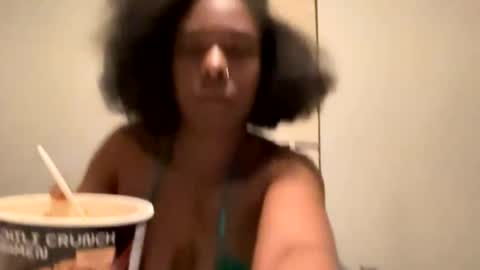 Snapshot of bubblezthedoll chatting on March 2, 3:41 am Bubblez the Doll online show from March 2, 3:41 am