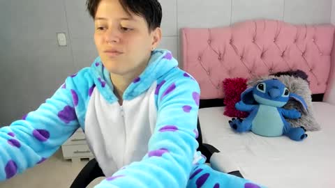 Snapshot of bug2025 chatting on October 8, 3:04 am bug2025 online show from October 8, 3:04 am