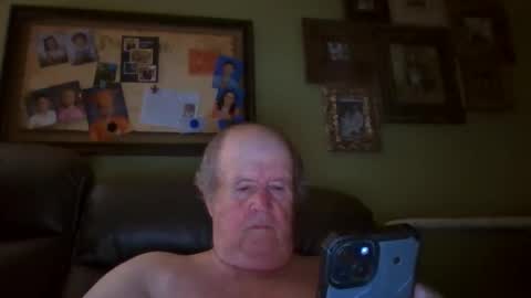 Snapshot of bullfrogg5050 chatting on October 15, 10:26 am bullfrogg5050 online show from October 15, 10:26 am