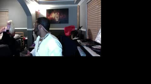 Snapshot of bungalowentertainment chatting on November 27, 8:16 am Bungalow Entertainment online show from November 27, 8:16 am