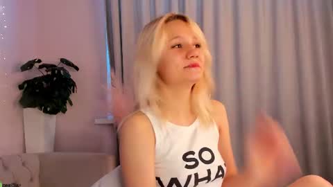Snapshot of bunny_elsy chatting on July 22, 11:24 am Elsy online show from July 22, 11:24 am