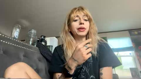 Snapshot of bunnyaliengirl_ chatting on May 20, 6:58 pm Bunnyaliengirl online show from May 20, 6:58 pm
