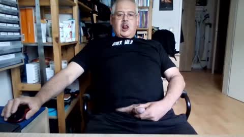 Snapshot of busibaer666 chatting on June 8, 1:00 pm busi online show from June 8, 1:00 pm