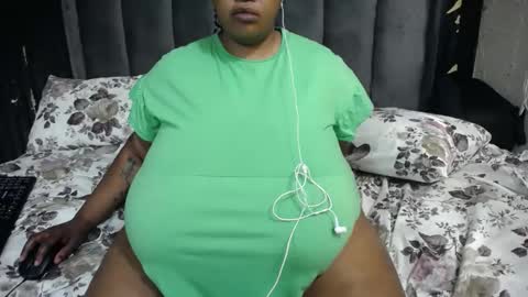 bustyqueenx25 online show from November 13, 8:24 am