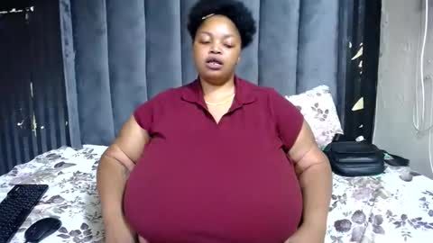 bustyqueenx25 online show from November 18, 8:35 pm