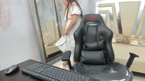 Snapshot of caamii_sweett chatting on February 22, 7:34 pm Camii Sweet online show from February 22, 7:34 pm