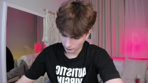 Snapshot of call__me_leo chatting on December 8, 9:57 am Call me Leo online show from December 8, 9:57 am