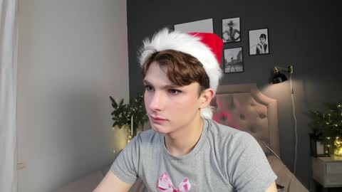 Snapshot of call__me_leo chatting on December 19, 12:34 am Call me Leo online show from December 19, 12:34 am