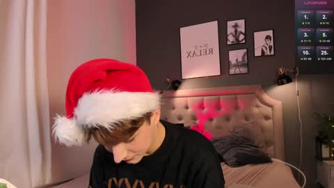 Snapshot of call__me_leo chatting on December 19, 5:50 pm Call me Leo online show from December 19, 5:50 pm