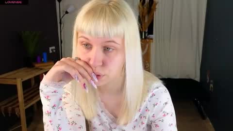 Snapshot of call_me_heaven chatting on May 31, 3:19 pm Good girl Ann online show from May 31, 3:19 pm