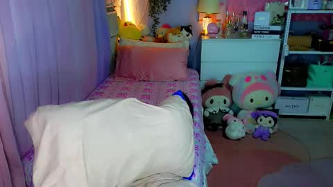 Snapshot of callme_mia chatting on February 19, 5:14 am Mia online show from February 19, 5:14 am