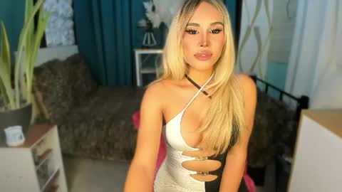 Snapshot of callmebythename_daisy chatting on May 28, 6:49 pm A STINGY MAN IS A SIGN OF UNWELLINGNESS. online show from May 28, 6:49 pm