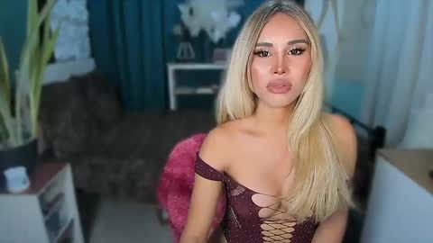 Snapshot of callmebythename_daisy chatting on June 1, 10:44 pm A STINGY MAN IS A SIGN OF UNWELLINGNESS. online show from June 1, 10:44 pm
