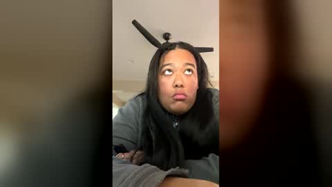 Snapshot of cals9x chatting on December 14, 1:22 am camzxoxox online show from December 14, 1:22 am