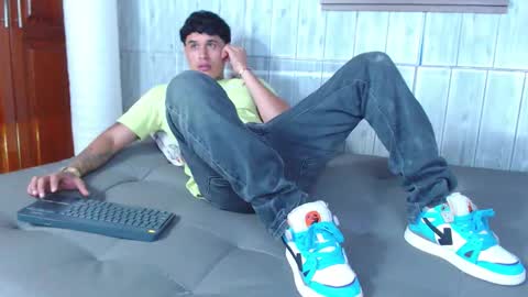 Snapshot of calvin913 chatting on November 11, 10:54 pm calvin913 online show from November 11, 10:54 pm