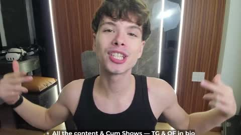 Snapshot of calvin_loves_you chatting on May 5, 5:10 pm Hey I am Calvin online show from May 5, 5:10 pm