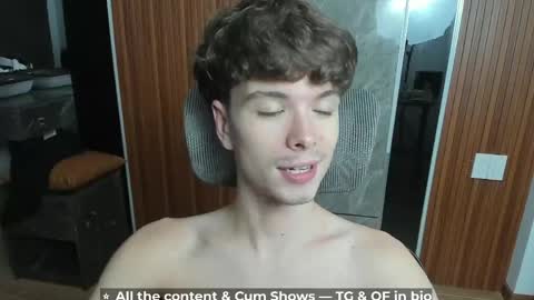 Snapshot of calvin_loves_you chatting on May 27, 4:37 pm Hey I am Calvin online show from May 27, 4:37 pm