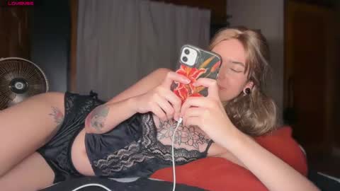 Snapshot of camii19y chatting on February 13, 12:28 am camii19y online show from February 13, 12:28 am