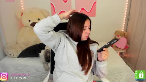 Snapshot of camila_ec2 chatting on December 18, 11:19 pm C A M I online show from December 18, 11:19 pm