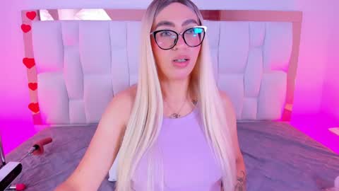 Snapshot of camille_juicy chatting on April 19, 12:48 pm Camille online show from April 19, 12:48 pm