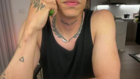 Snapshot of camilo__ chatting on July 1, 3:41 am camilo online show from July 1, 3:41 am